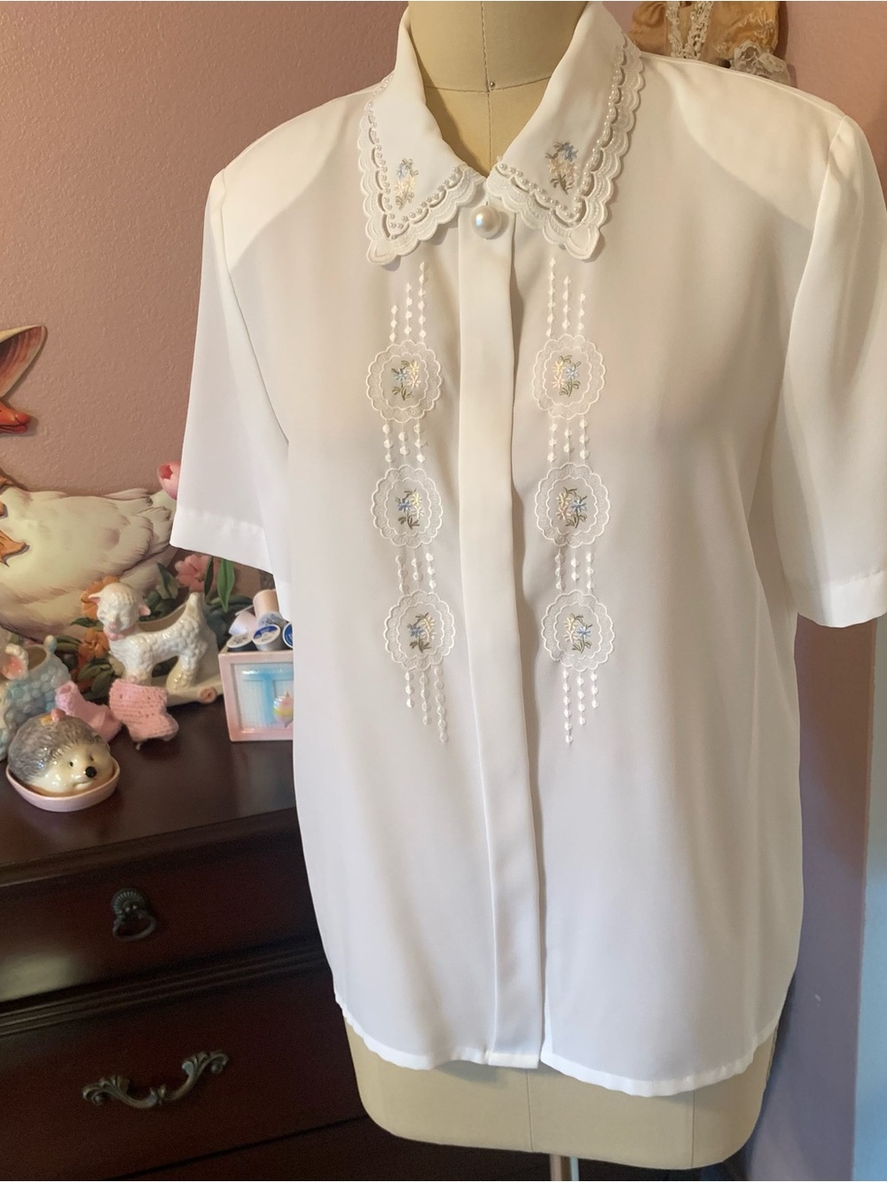 CHRISTIE & JILL White Embroidered Short-Sleeve Blouse with Pearl Details Collar